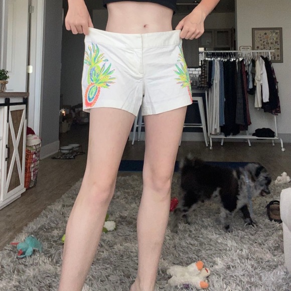 Pineapple embroidered white shorts - Picture 2 of 3